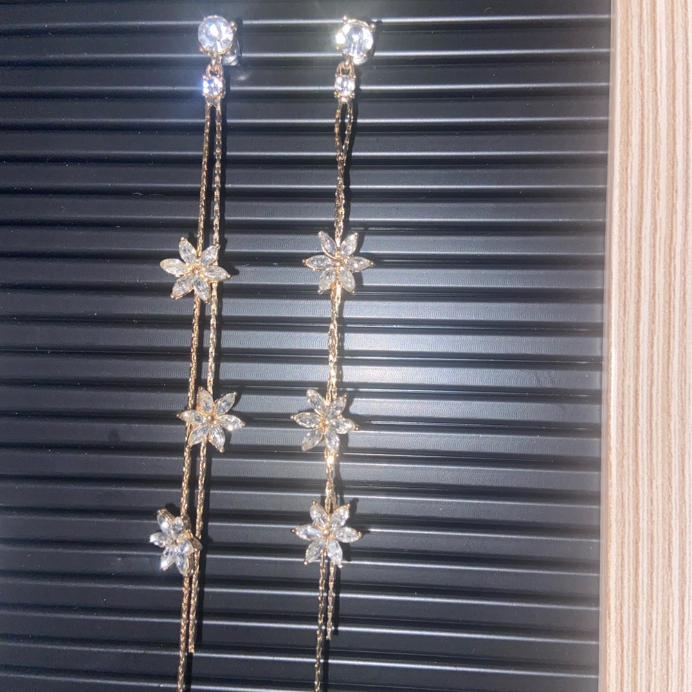 Gold dangle flower earrings